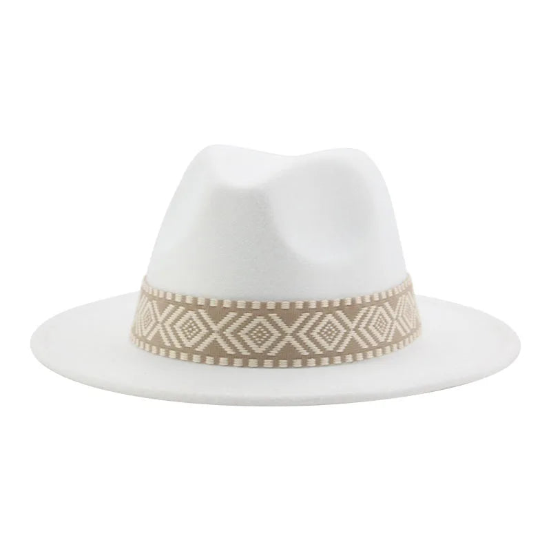 Fedora beige avec reflet lumineux sur le bord