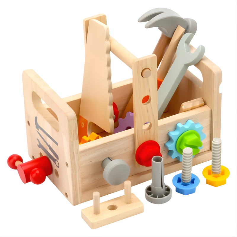 Enfant jouant avec des outils en bois sur une table