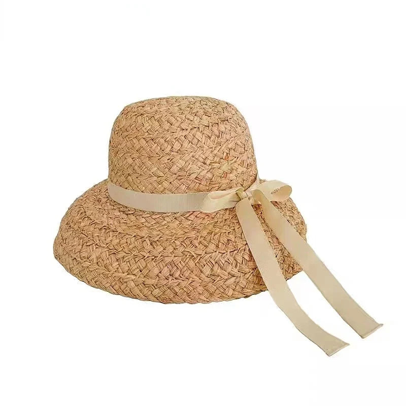 Chapeau de paille accroché à un crochet mural
