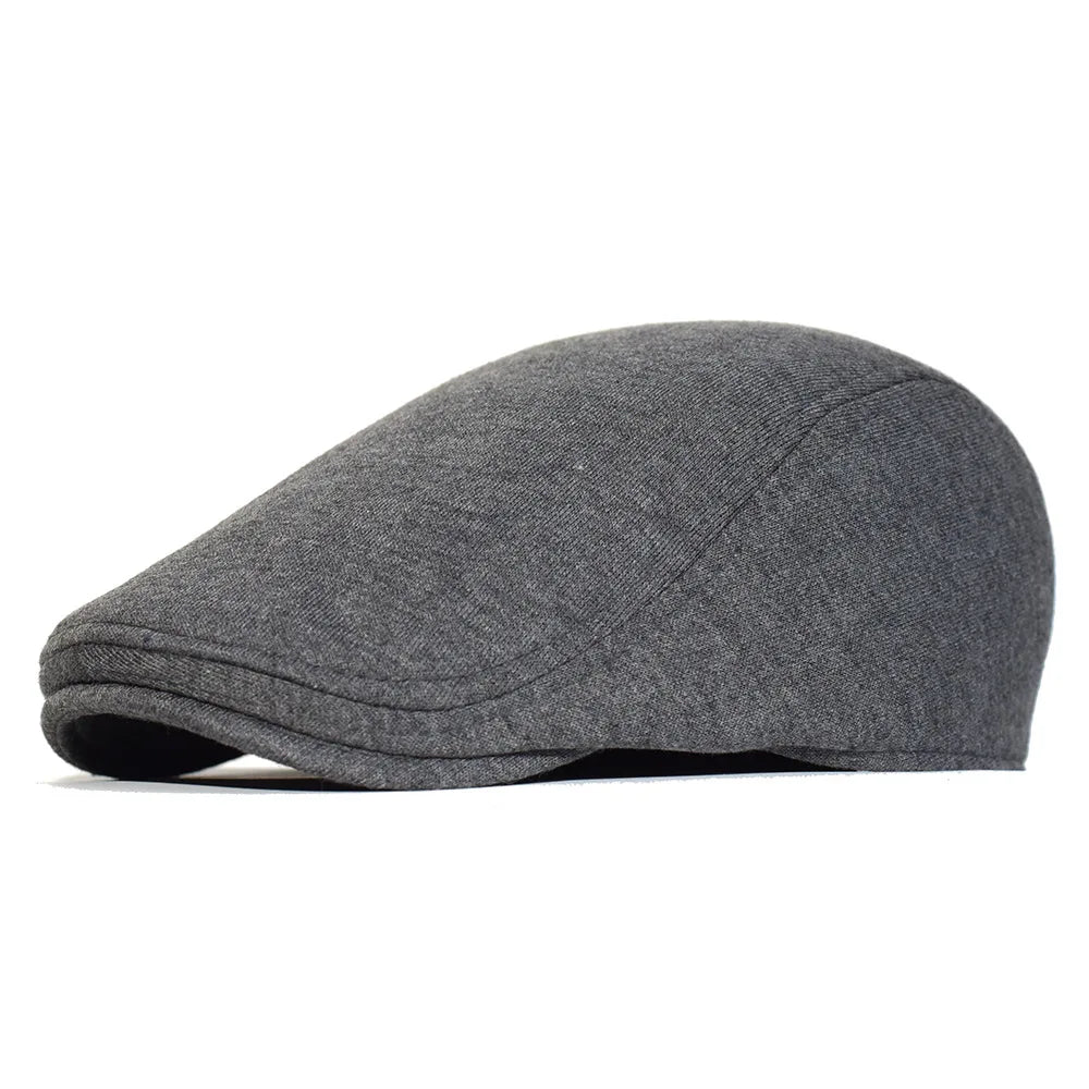 Béret gris sur une table, lumière naturelle douce