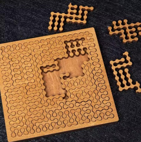 Tangram motif Labyrinthe, pièces en bois sur plateau