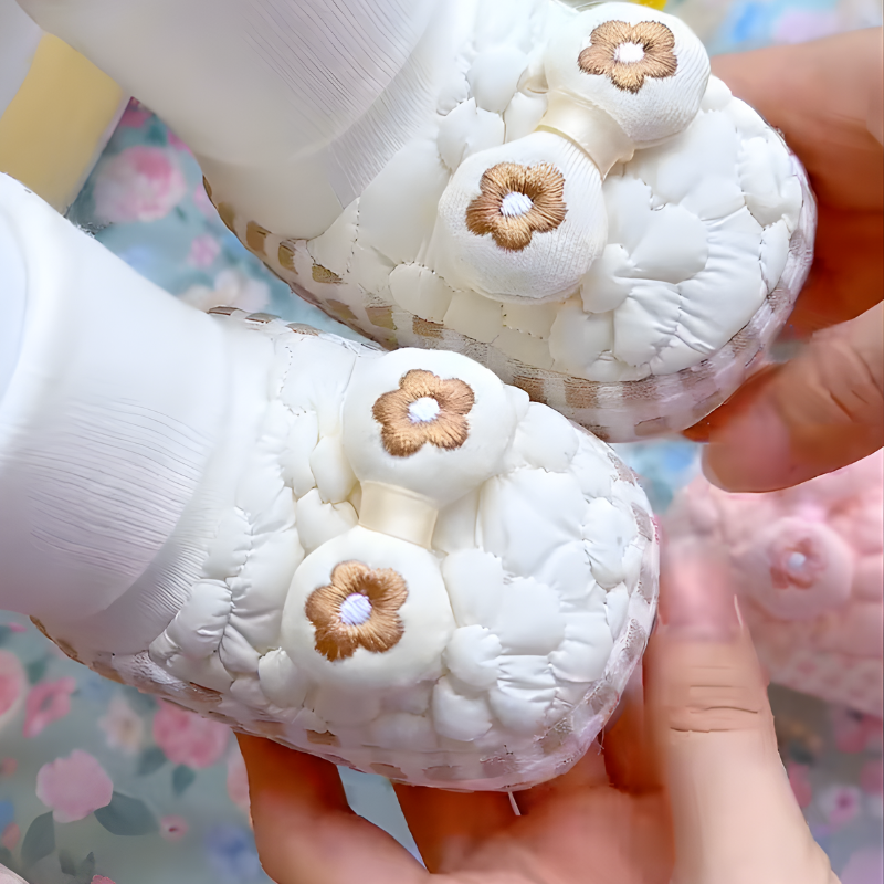 Chaussons bébé blancs avec doublure pelucheuse et design floral