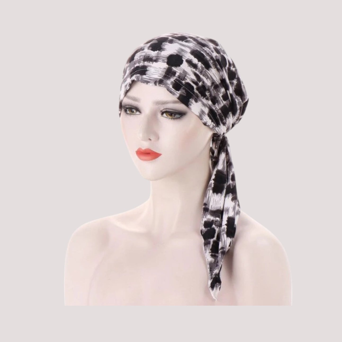 Foulard chimio noir et blanc sur fond neutre