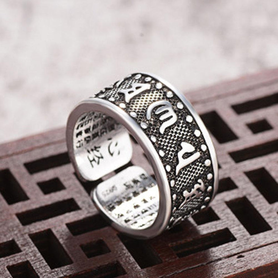 Vue intérieure de la bague avec sutra gravé