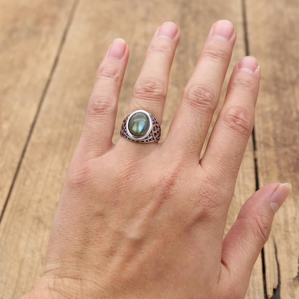 Vue complète de la bague en labradorite avec ciselures