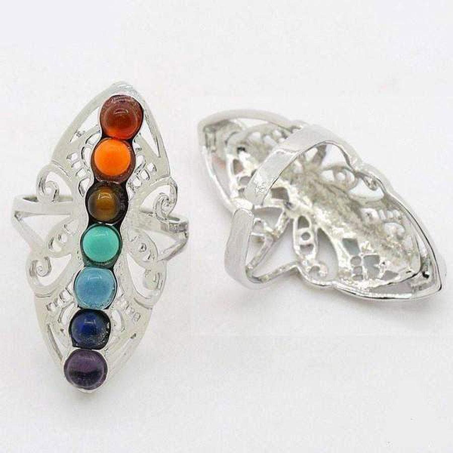 Gros plan sur les pierres de chakra alignées sur la bague