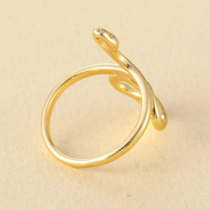 Bague serpent enroulée autour du doigt