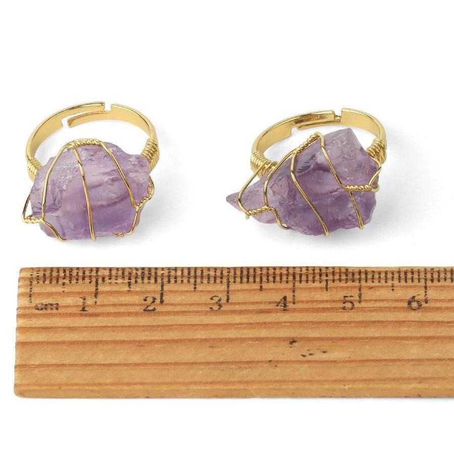 Bague avec citrine jaune, montrée sur un fond neutre