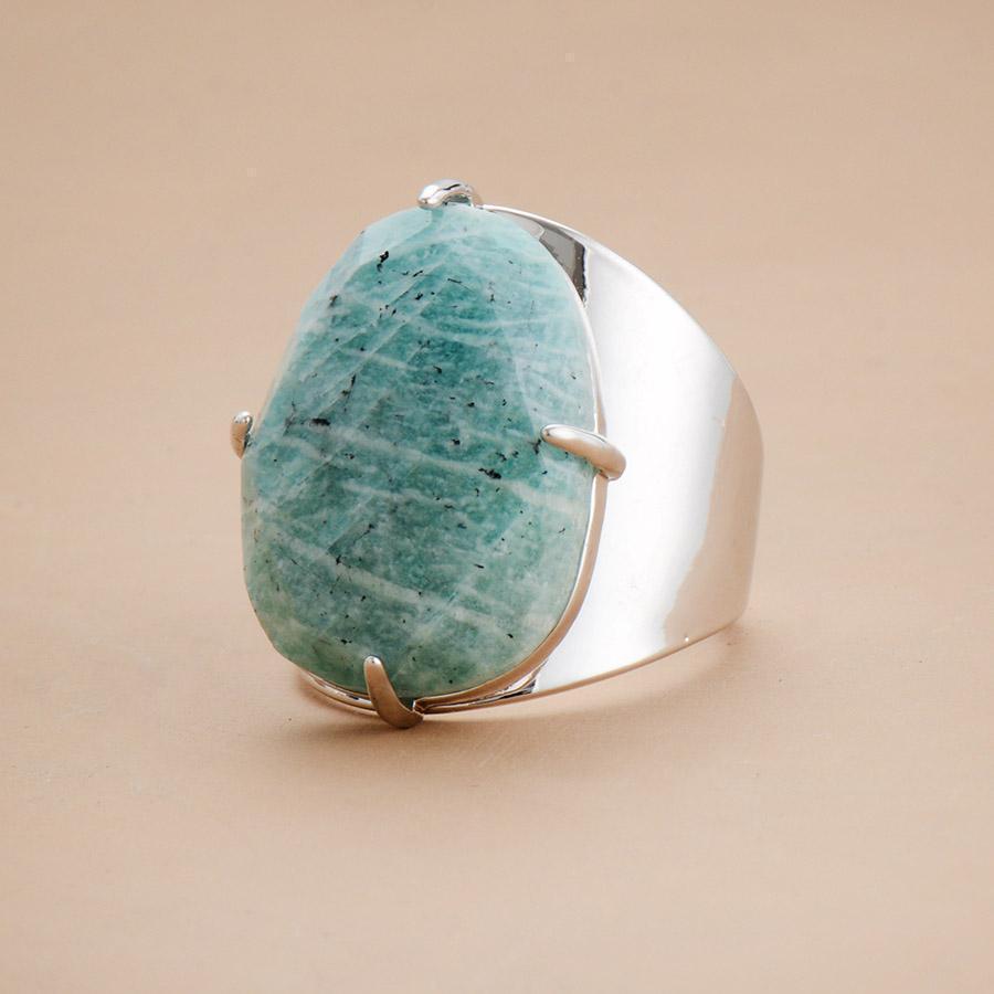 Bague Amazonite posée sur une surface en bois