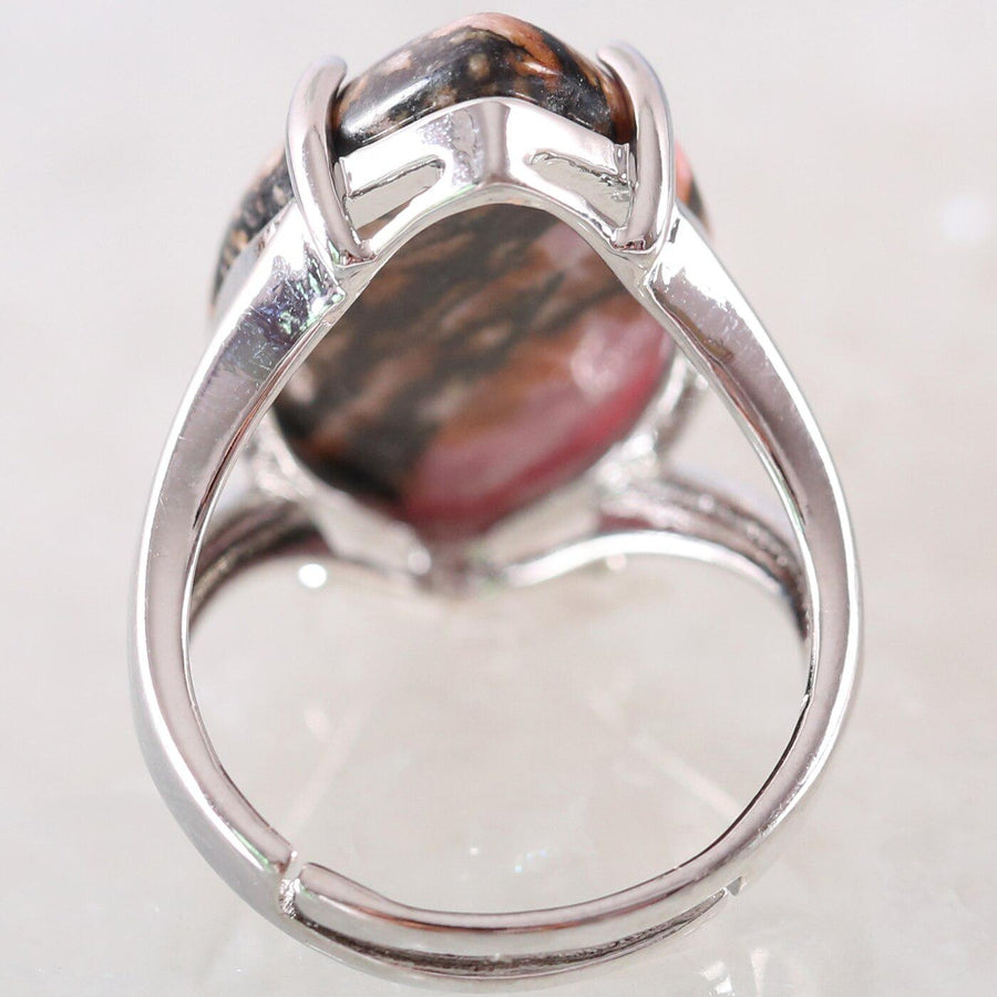 Bague en Rhodonite rose sur fond blanc