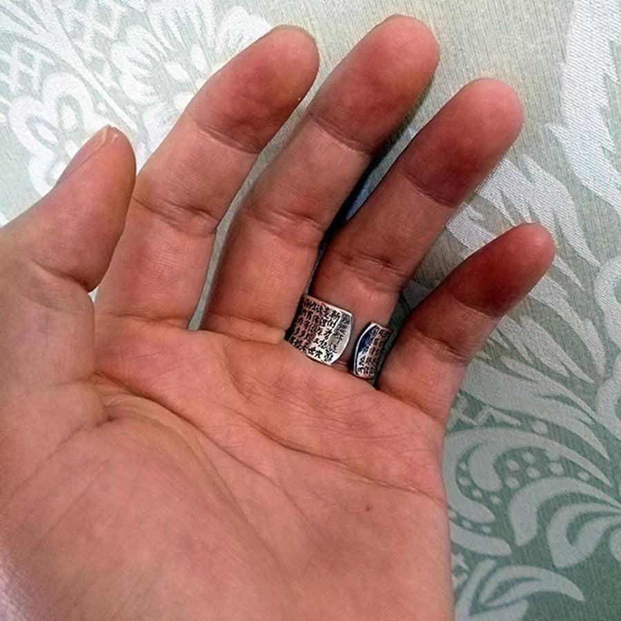 Détail des caractères chinois sur la bague argentée