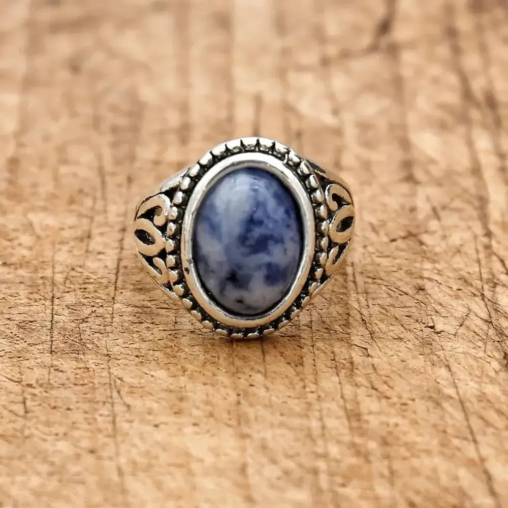 Vue rapprochée d'une bague avec pierre de bien-être
