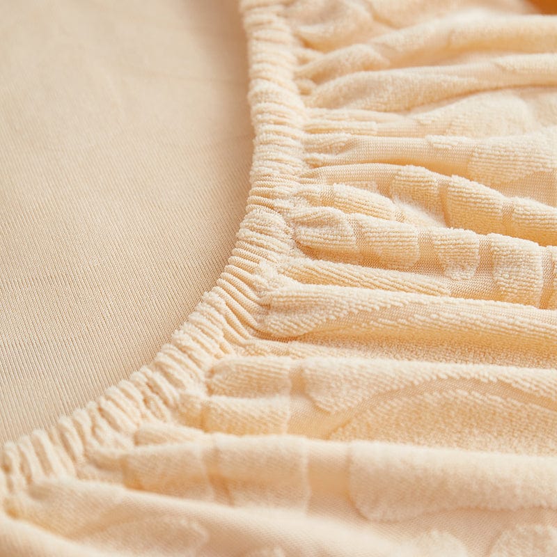 Housse polaire beige en cours d'installation sur un canapé