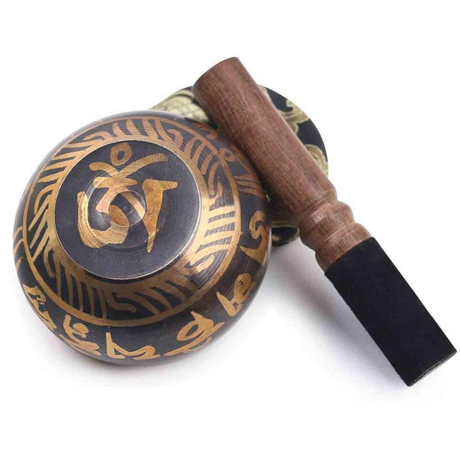 Vue rapprochée du bol chantant tibétain et maillet