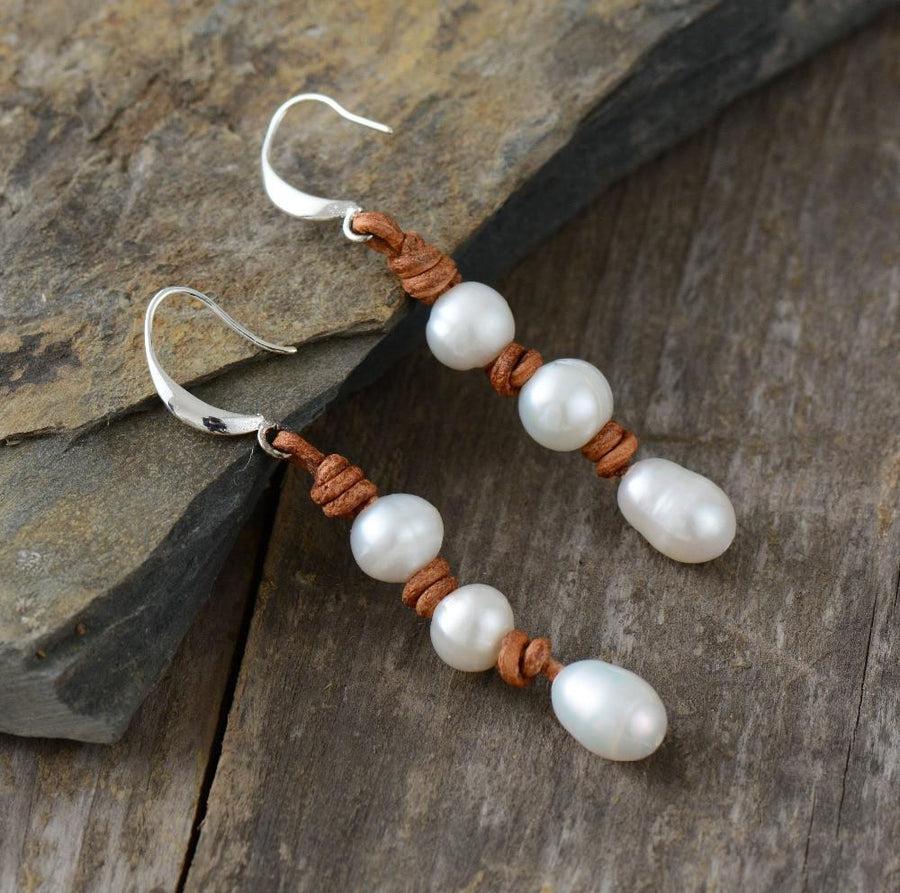 Boucles d'oreilles perles et cuir noué, vue rapprochée