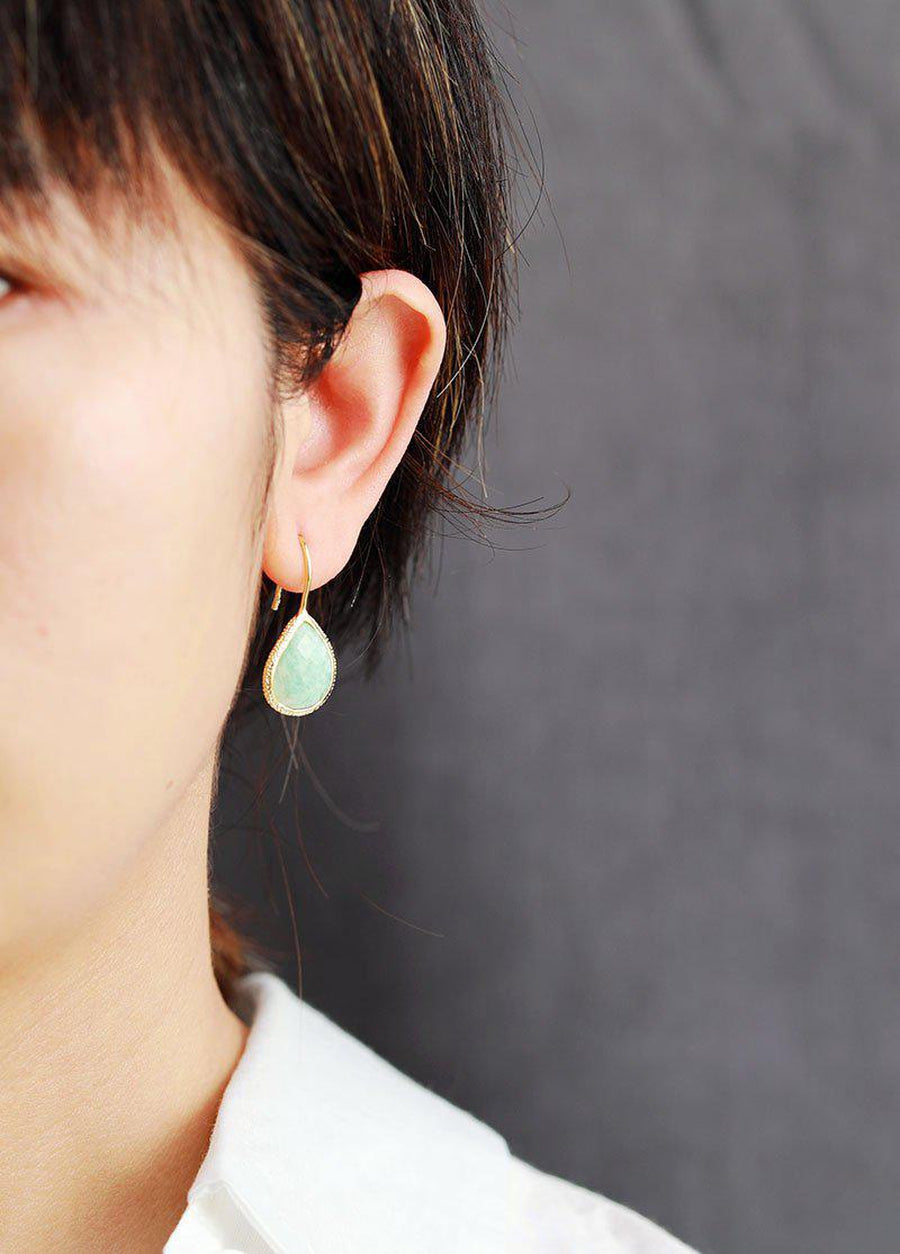 Boucles d'oreilles suspendues montrant détails de fabrication