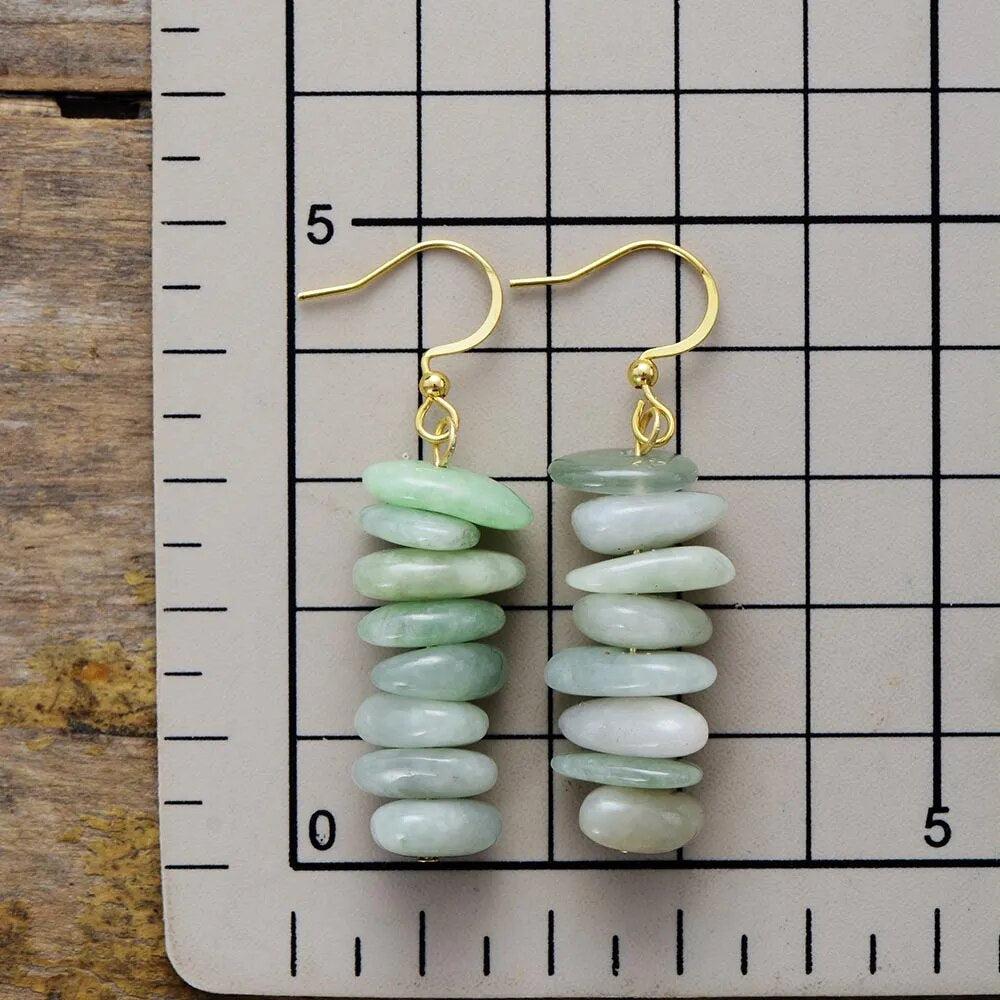 Vue rapprochée des pierres de jade montées artisanalement