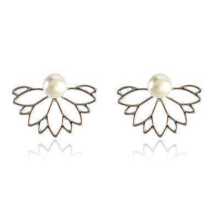 Boucles d'oreilles lotus en argent sur fond sombre
