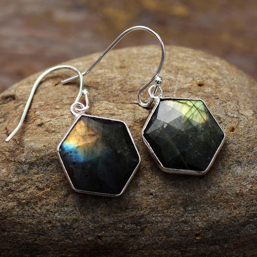 Boucles d'oreilles pendantes avec labradorite sertie, vue de côté