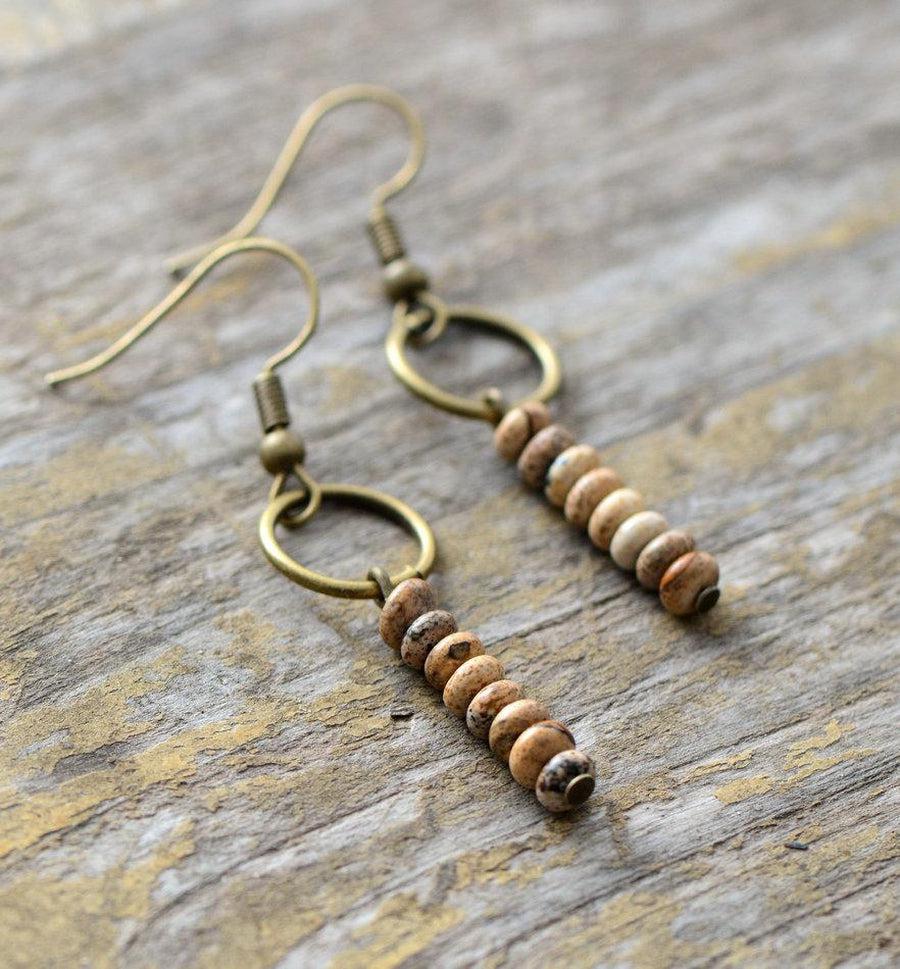 Détail des pierres de jaspe sur boucles d'oreilles artisanales