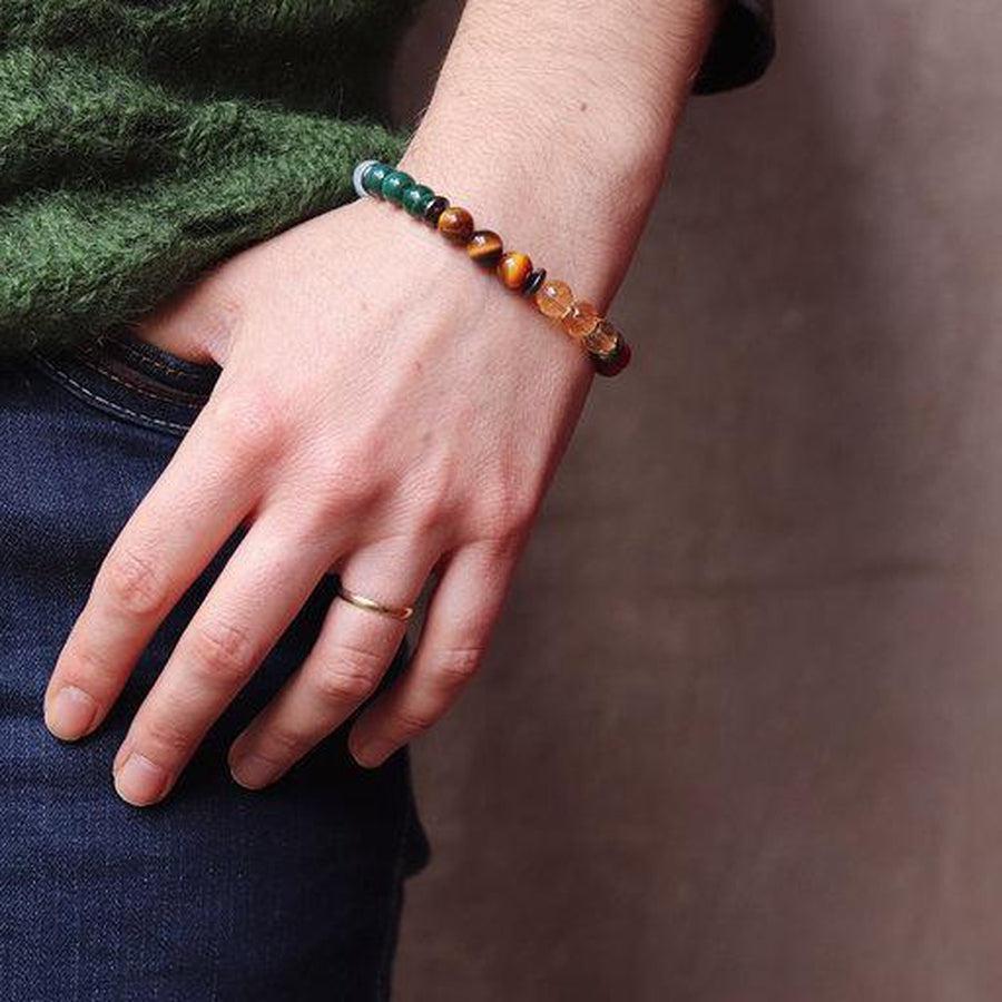 Vue rapprochée des pierres du bracelet 7 chakras