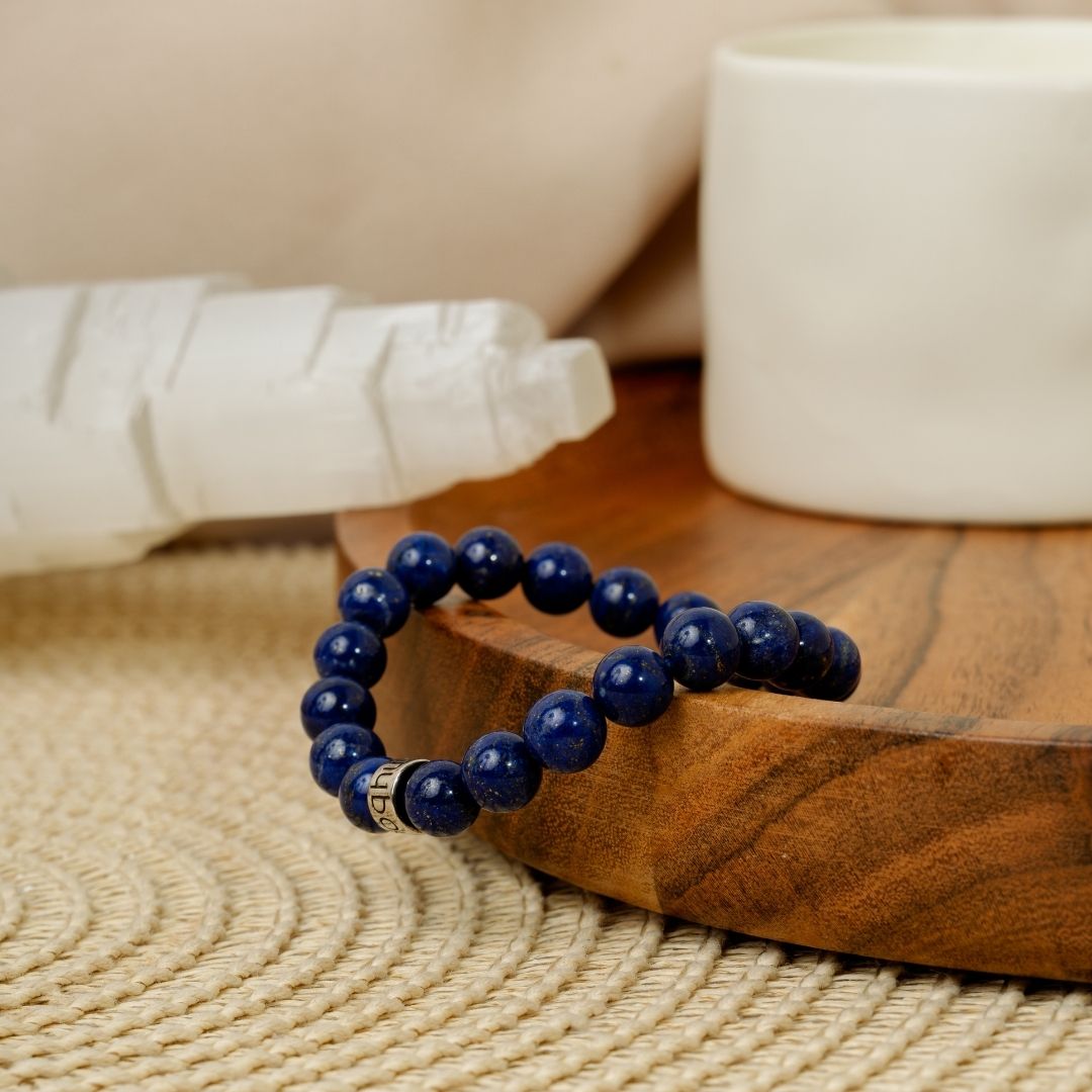 Vue latérale du bracelet en pierre naturelle Lapis Lazuli