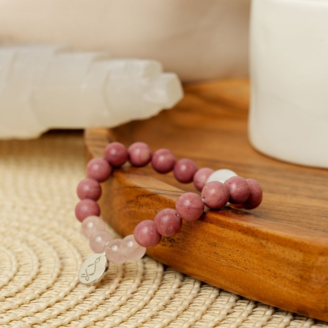 Vue détaillée du bracelet montrant la perle cylindrique en argent