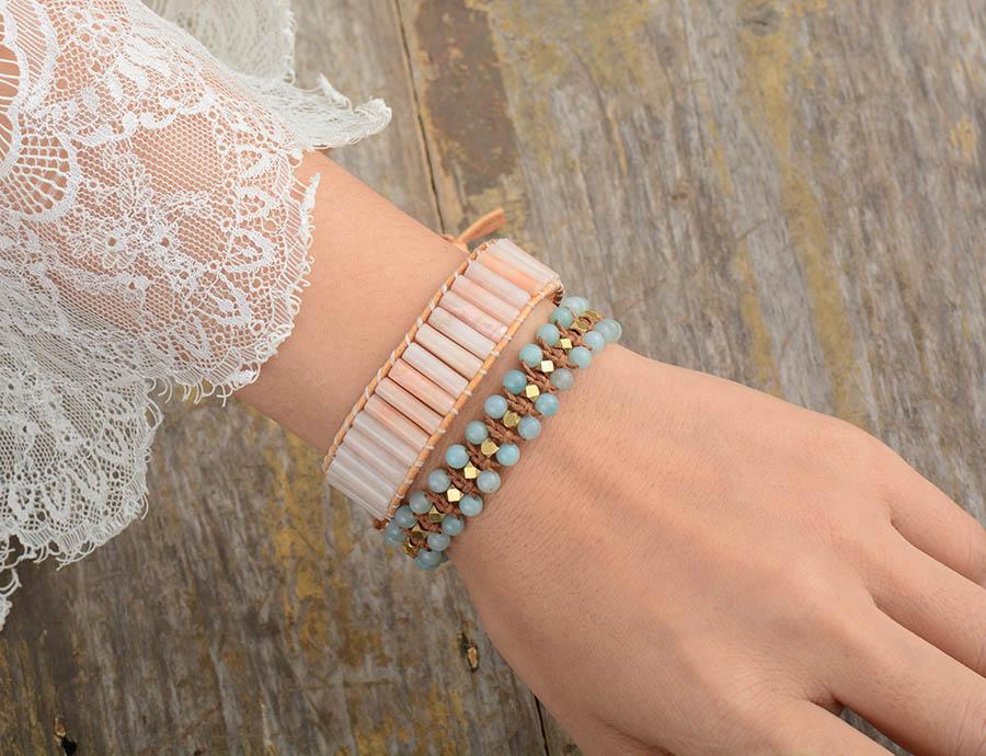 Vue latérale du bracelet, bouton de fermeture gravé visible