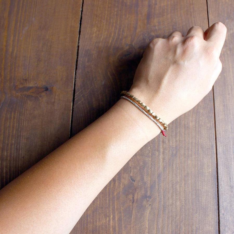 Détail du tressage du cordon du bracelet bouddhiste