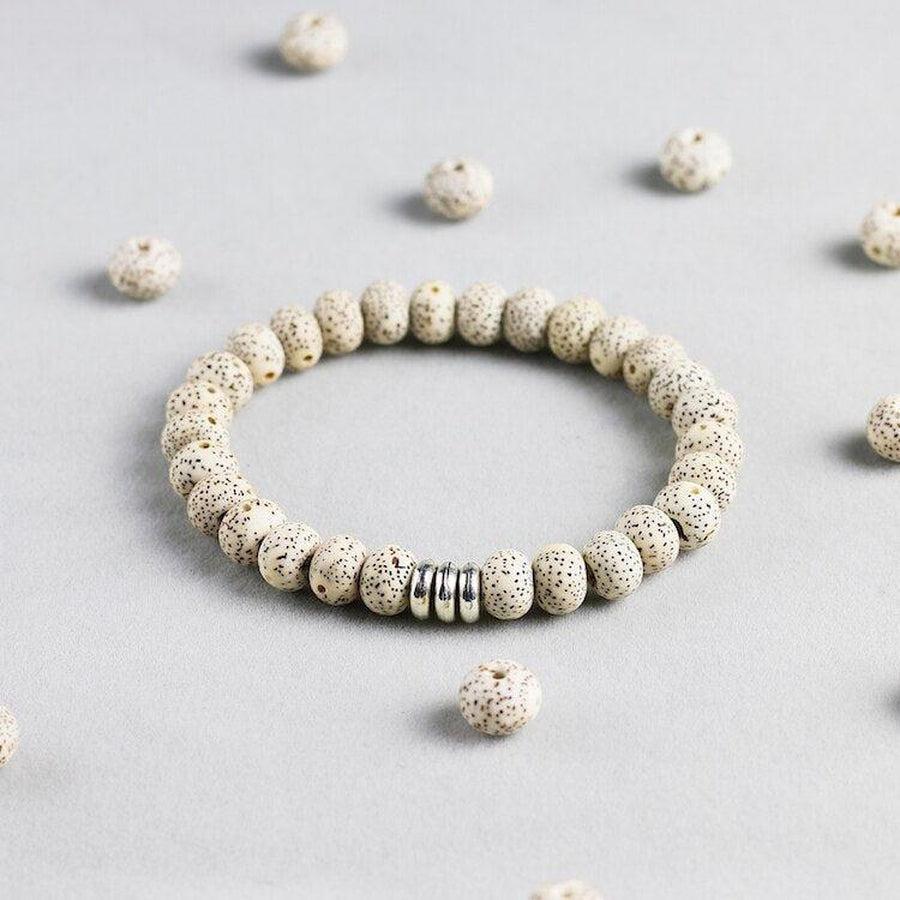 Aspect moucheté des perles du bracelet tibétain