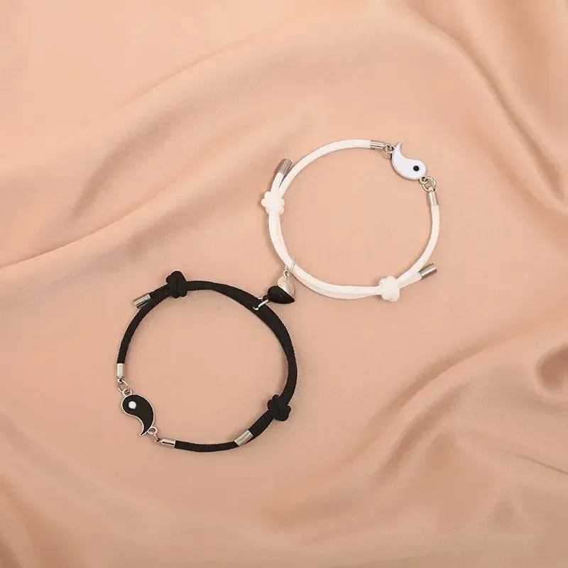Détail du motif Yin Yang sur bracelet en corde tressée