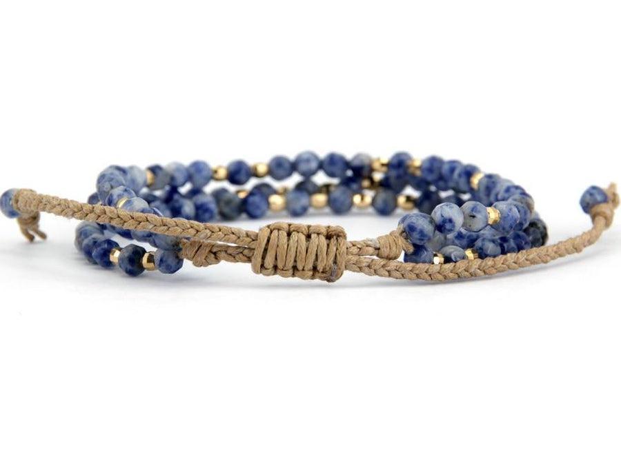 Gros plan sur les perles bleues du bracelet