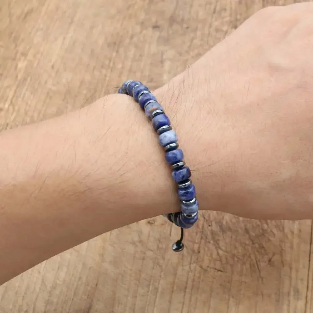 Bracelet posé sur une surface en bois clair