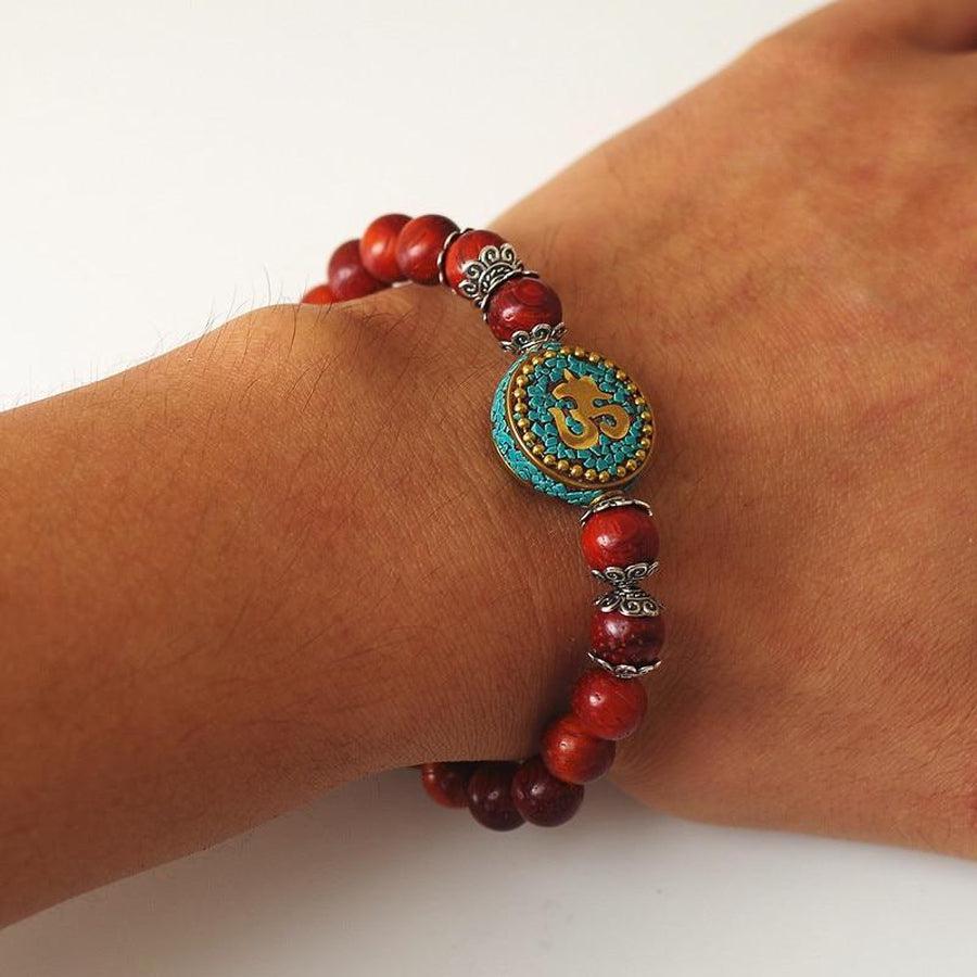 Détail du pendentif Om sur bracelet en bois