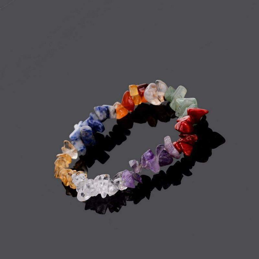 Gros plan sur les pierres du bracelet, chaque couleur distincte