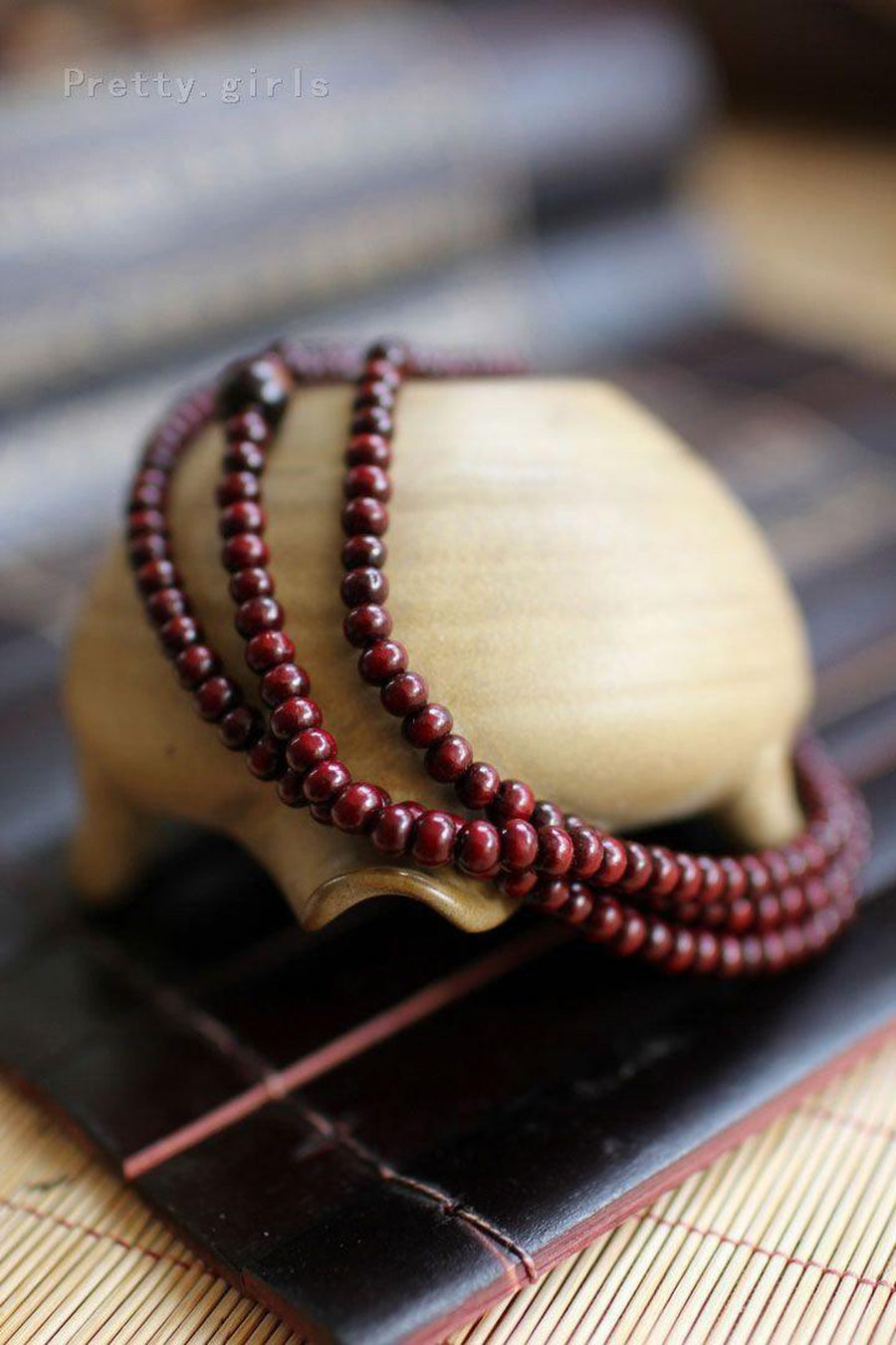 Vue détaillée des perles en bois de santal sur le bracelet