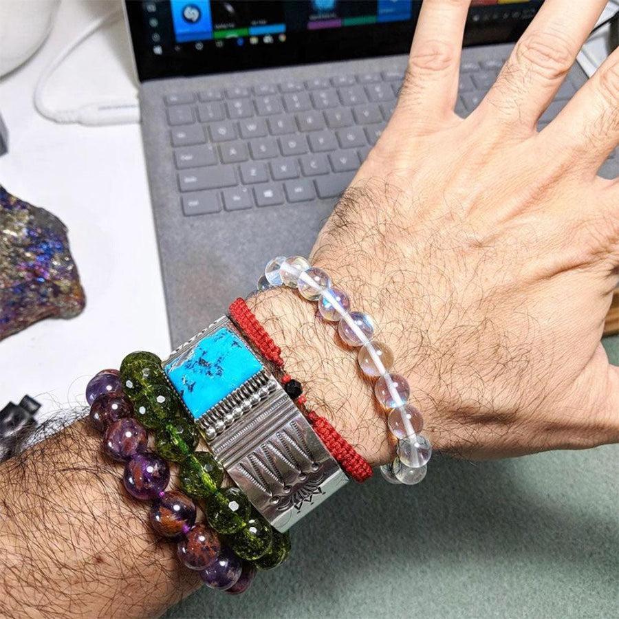 Bracelet en cristal étincelant posé sur une surface en bois