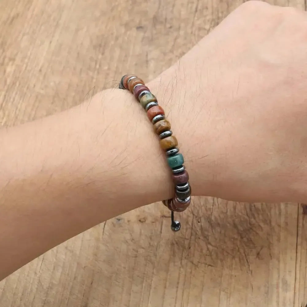 Bracelet ajustable en pierres naturelles sur une surface claire