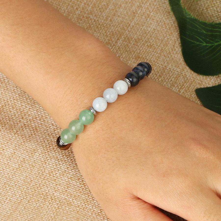 Vue latérale du bracelet chakras sur fond neutre