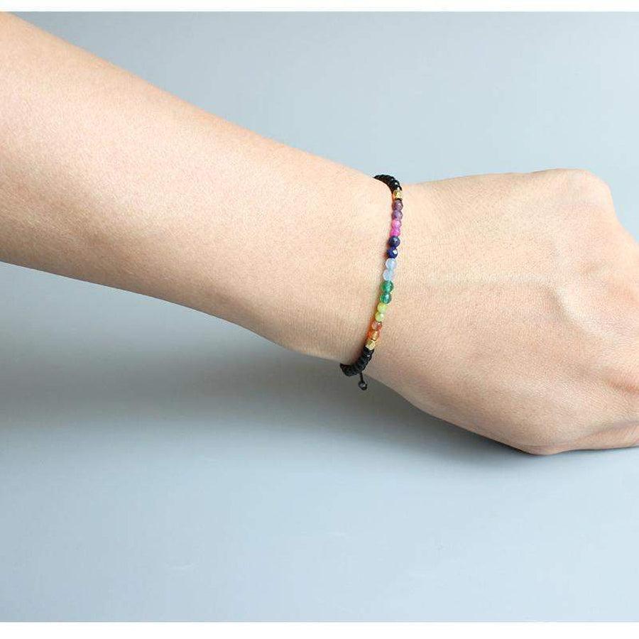 Vue latérale du bracelet chakras, montrant les perles et fermoir