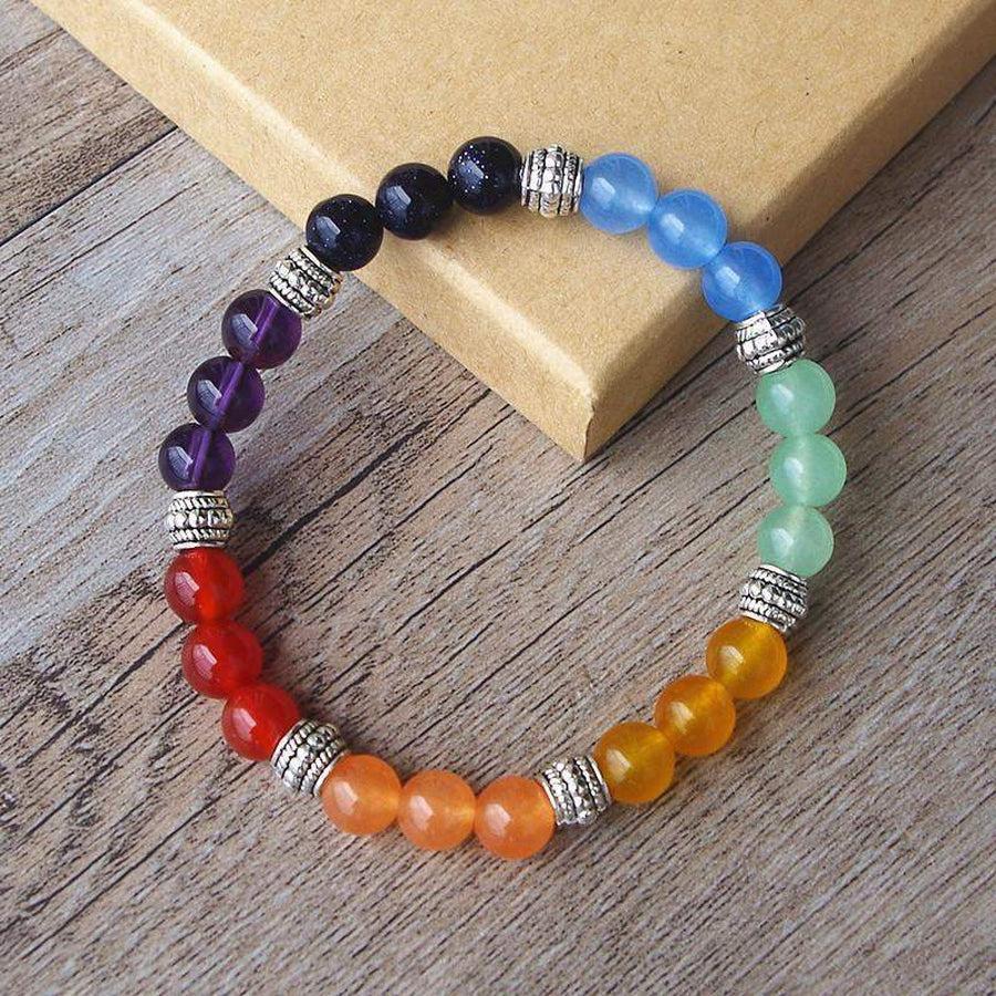 Gros plan sur les pierres énergétiques du bracelet chakra