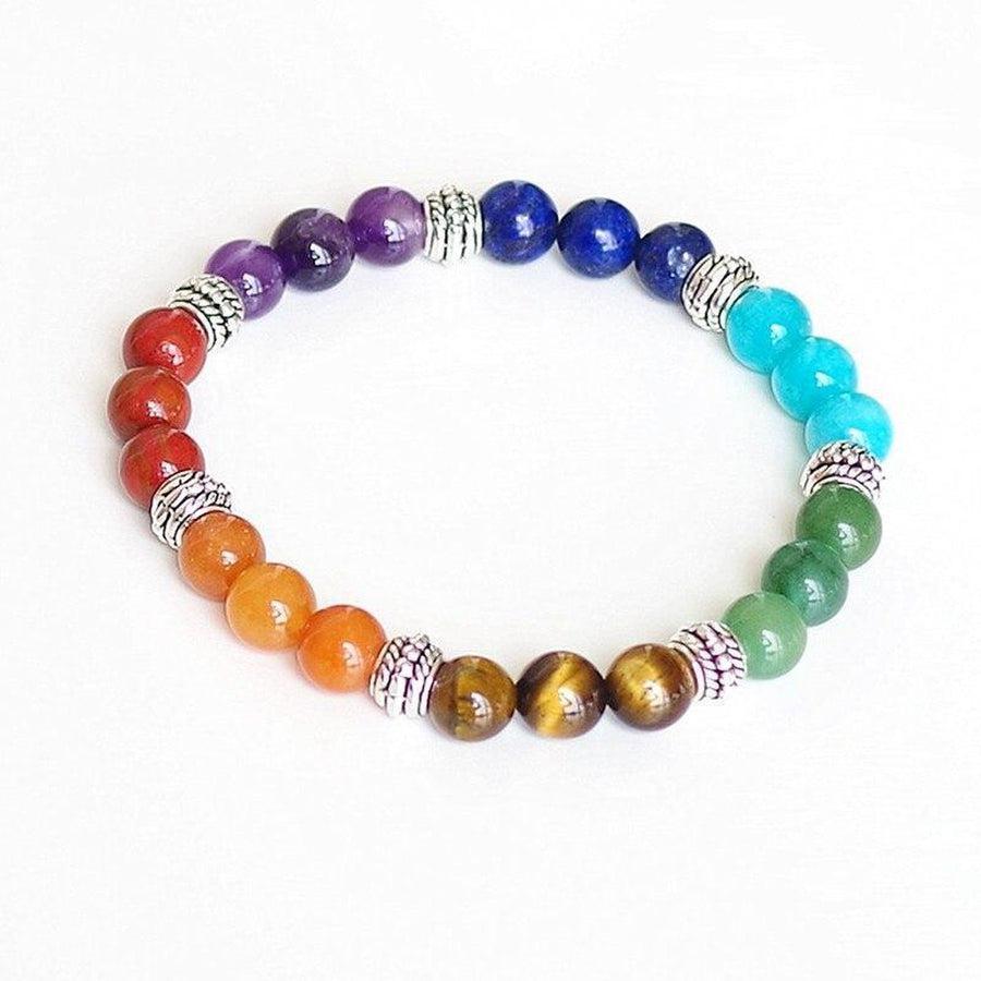 Gros plan sur les pierres énergétiques du bracelet chakras