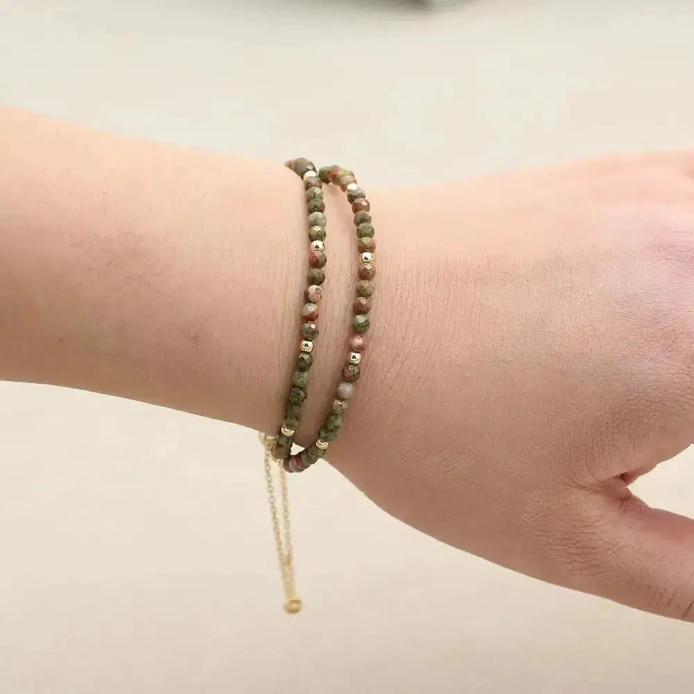 Vue latérale du bracelet en jaspe Picasso sur fond neutre
