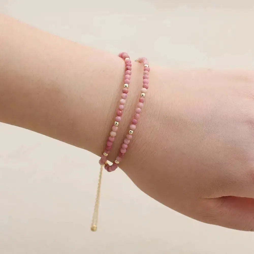 Bracelet rhodonite sur fond neutre, fermoir magnétique visible