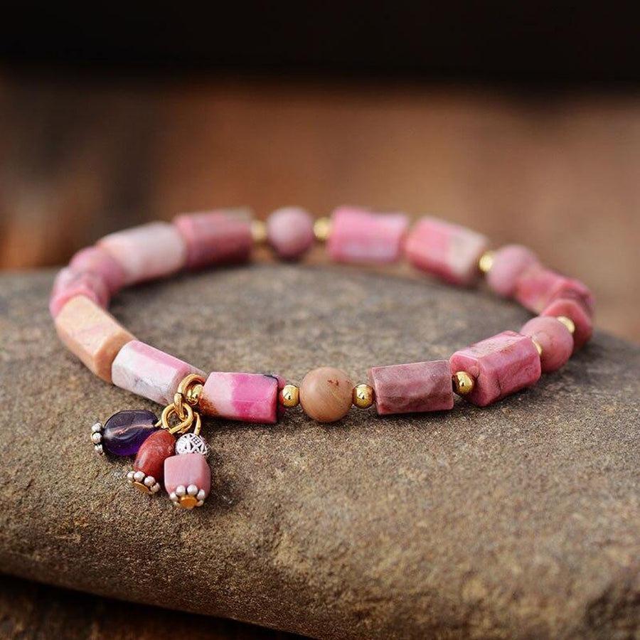 Vue détaillée du charme à trois perles du bracelet