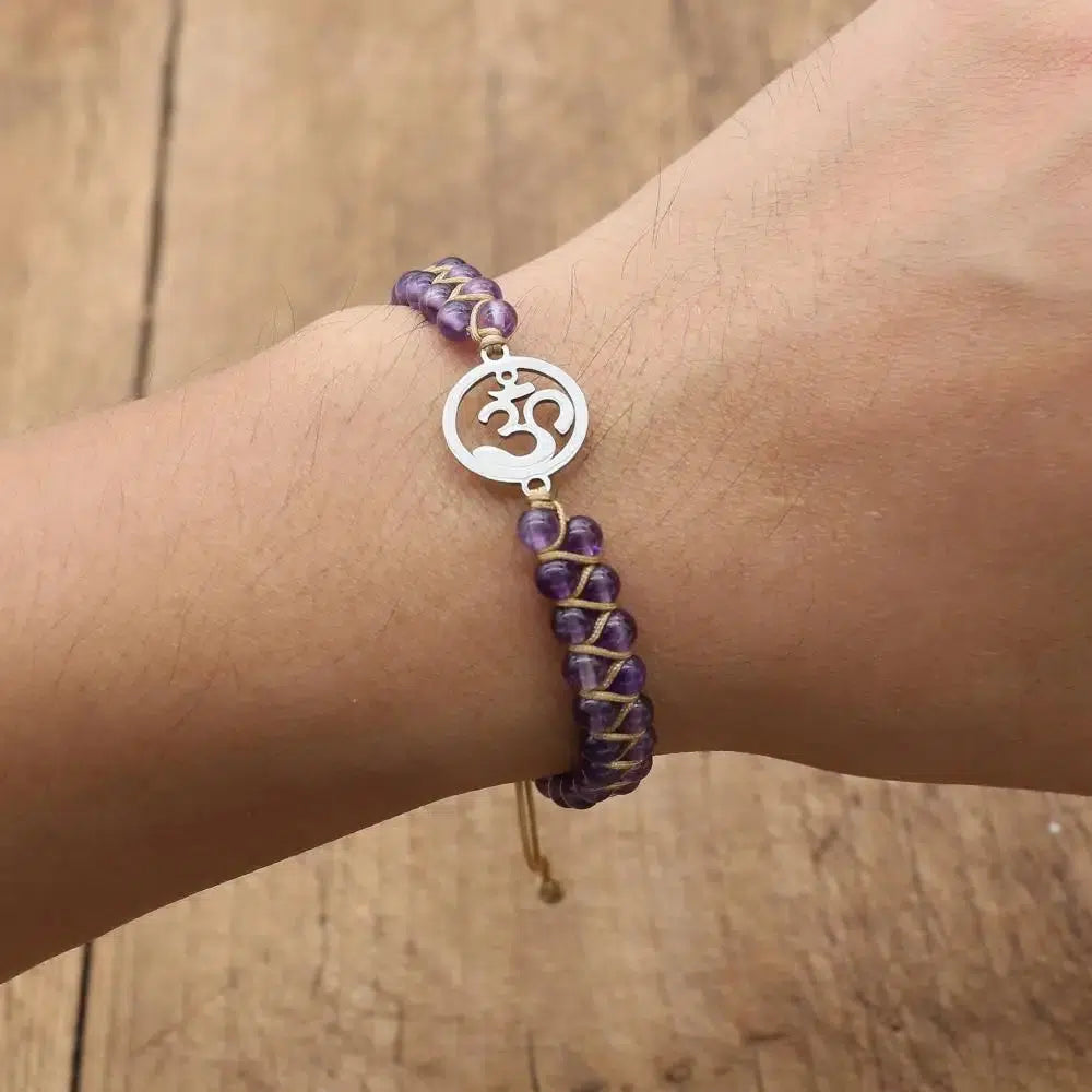 Symbole Om en métal sur bracelet en améthyste