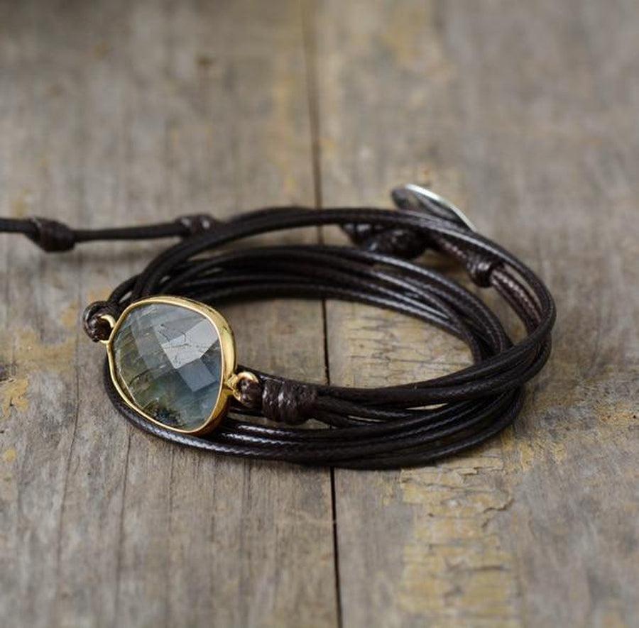 Détail du bracelet ethnique avec labradorite et corde tressée