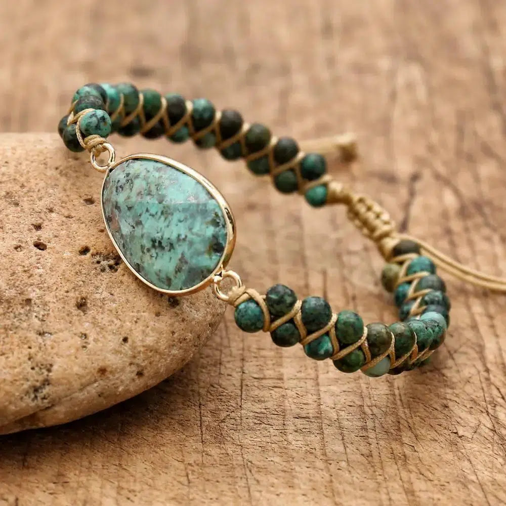 Vue rapprochée des perles de jaspe africain sur bracelet