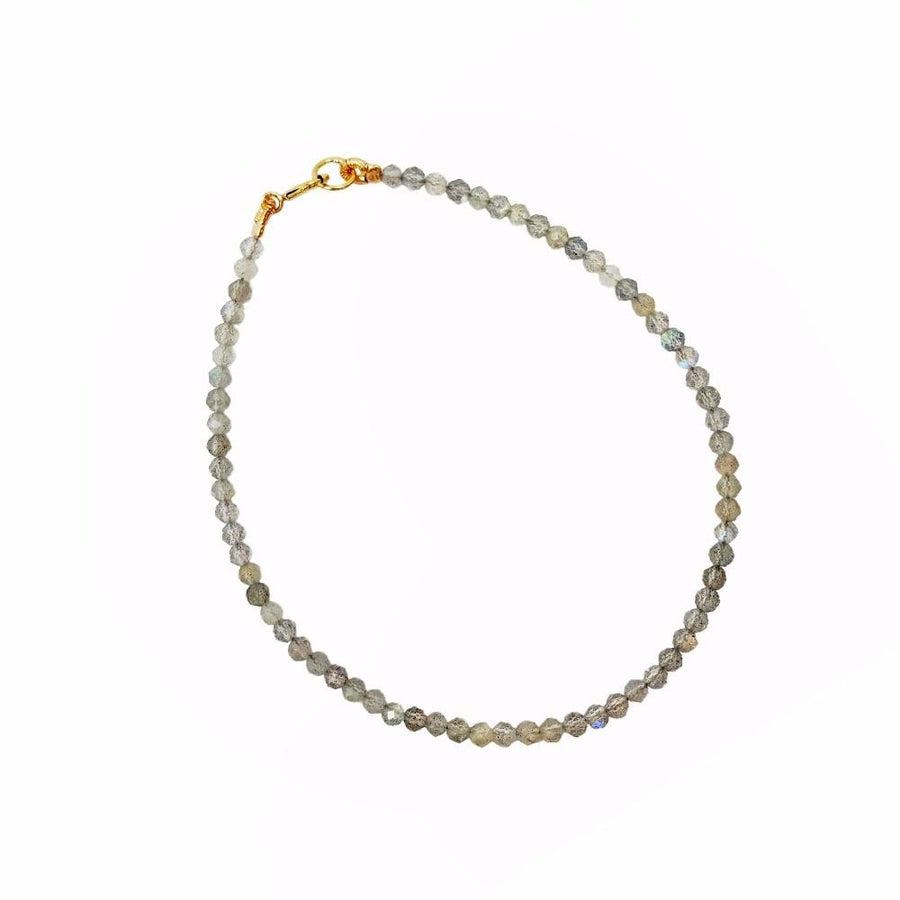 Bracelet en labradorite facettée sur fond blanc