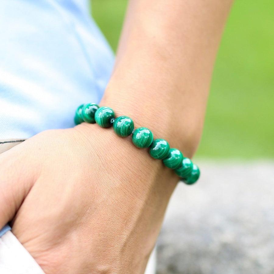 Gros plan sur les perles de malachite du bracelet